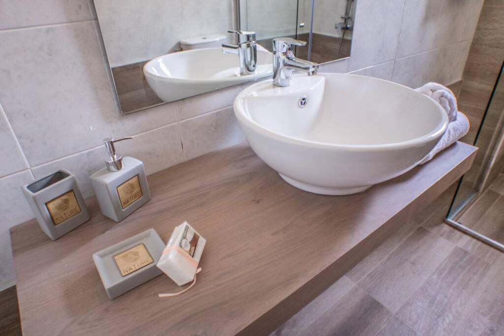 Villa Ventus, 40Sqm Private Pool & Hot Tub! Roussospítion エクステリア 写真