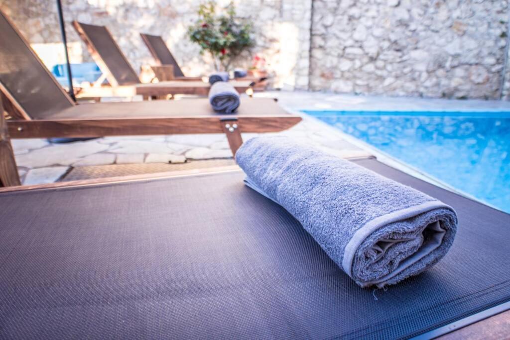 Villa Ventus, 40Sqm Private Pool & Hot Tub! Roussospítion エクステリア 写真